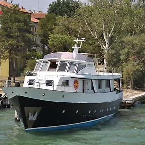 Yacht Fortebraccio Hotel en barco